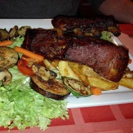 Szikra Galéria Étterem, Kávézó & Rendezvényház Jászberény - Étel/ital