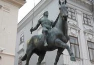 10-es huszárok lovasszobra Székesfehérvár