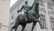 10-es huszárok lovasszobra Székesfehérvár - Külső kép
