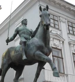 10-es huszárok lovasszobra