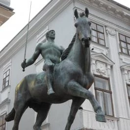 10-es huszárok lovasszobra Székesfehérvár - Külső kép