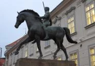 10-es huszárok lovasszobra Székesfehérvár