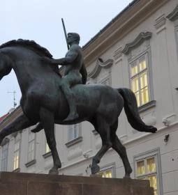 10-es huszárok lovasszobra