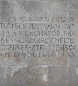 10-es huszárok lovasszobra