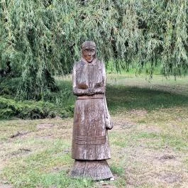 1947-1948-as ki- és betelepítések emlékszobra Csehbánya - Külső kép