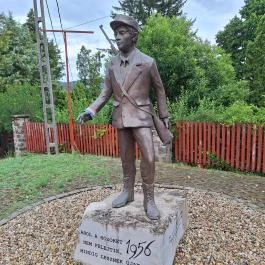 1956-os emlékhely Ivád - Külső kép