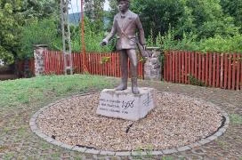 1956-os emlékhely Ivád