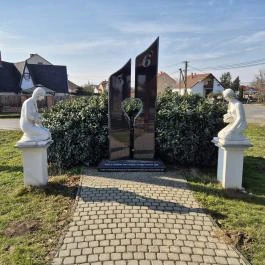 1956-os emlékhely Táplánszentkereszt - Külső kép