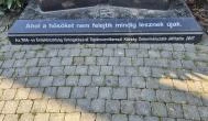 1956-os emlékhely Táplánszentkereszt - Külső kép