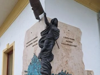 1956-os emlékmű Tarpa