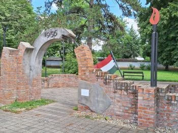 1956-os emlékmű Fegyvernek