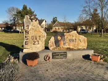 1956-os emlékmű Egyházashollós