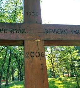 1956-os emlékművek