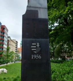 56 hőseinek emlékműve