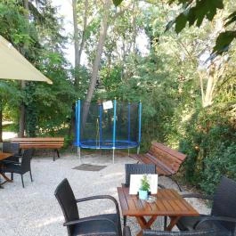 Ábrahám Teázó, Ábrahámhegy - Külső kép