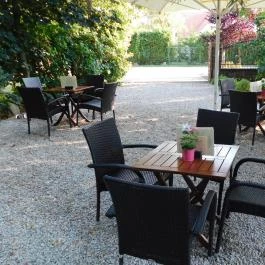 Ábrahám Teázó, Ábrahámhegy - Külső kép