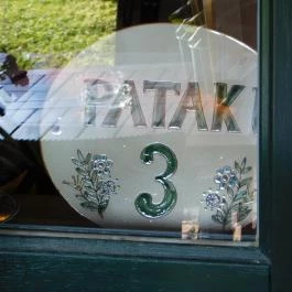 Ábrahám Teázó, Ábrahámhegy - Külső kép