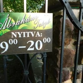 Ábrahám Teázó, Ábrahámhegy - Külső kép