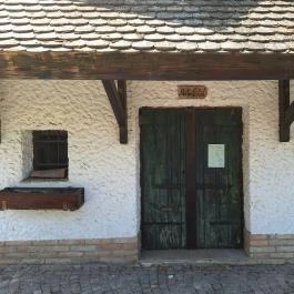 Adony pincesor, Adony - Külső kép