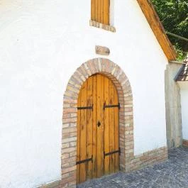 Adony pincesor, Adony - Külső kép