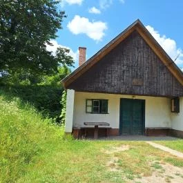 Adony pincesor, Adony - Külső kép