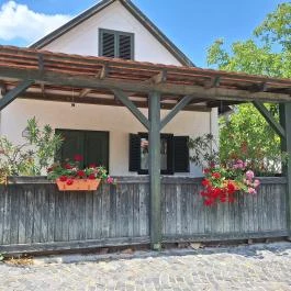 Adony pincesor, Adony - Külső kép