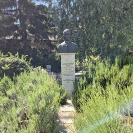 Albert Kázmér Ágoston mellszobra Budapest - Külső kép