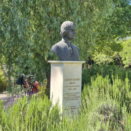 Albert Kázmér Ágoston mellszobra Budapest - Külső kép