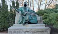 Anonymus szobra Budapest - Külső kép