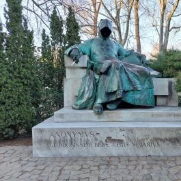 Anonymus szobra, Budapest - Külső kép