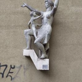 Anya gyermekével szobor, Budapest - Külső kép