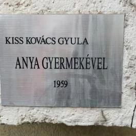 Anya gyermekével szobor, Budapest - Egyéb