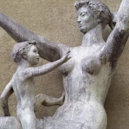 Anya gyermekével szobor, Budapest - Egyéb