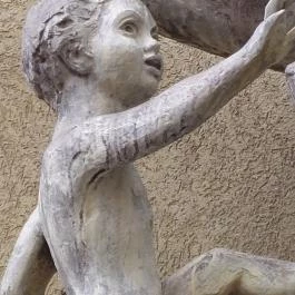 Anya gyermekével szobor, Budapest - Egyéb