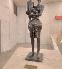 Anya gyermekével szobor