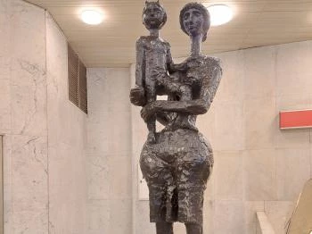 Anya gyermekével szobor Budapest