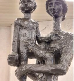 Anya gyermekével szobor