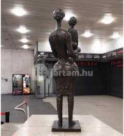 Anya gyermekével szobor