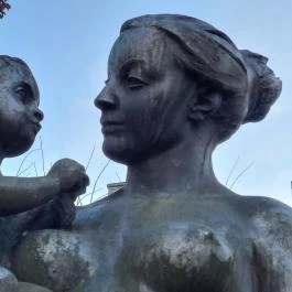 Anya gyermekkel, Budapest - Egyéb