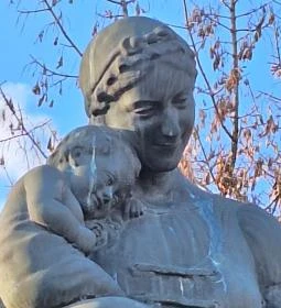 Anyák szobra
