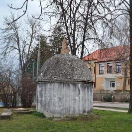 Apácák kútja Pincehely - Külső kép