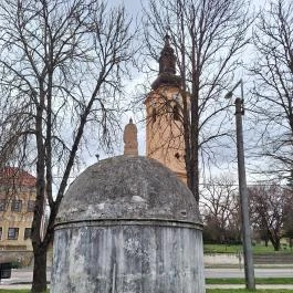 Apácák kútja Pincehely - Külső kép