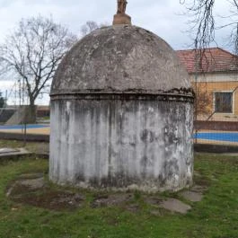 Apácák kútja Pincehely - Külső kép