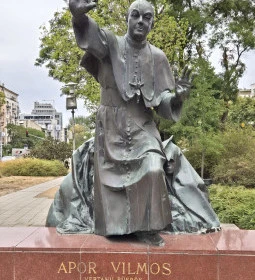 Apor Vilmos emlékműve