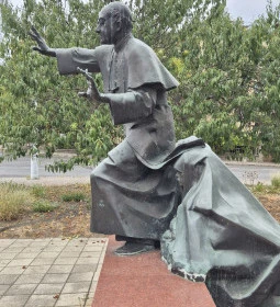 Apor Vilmos emlékműve
