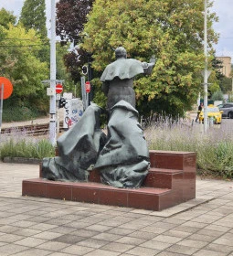 Apor Vilmos emlékműve