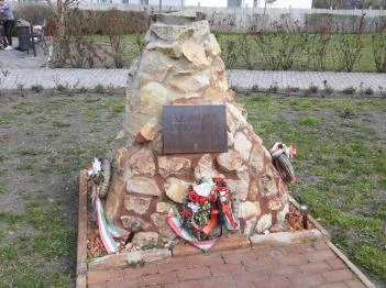 Aradi vértanúk emlékműve Jászladány