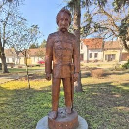 Aradi vértanúk szobrai Jánosháza - Külső kép