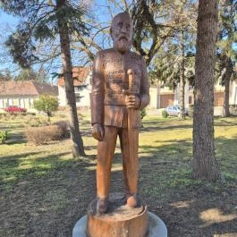 Aradi vértanúk szobrai Jánosháza - Külső kép