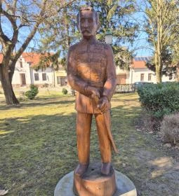 Aradi vértanúk szobrai